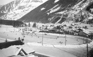 OL-STADION 1924: Chamonix var vert for de første vinterolympiske leker i 1924. OL-stadionet har ikke mye til felles med tidens olympiske arenaer. Foto: VIsit Chamonix 