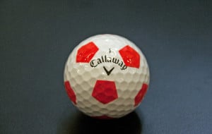 SER STØRRE UT: Chrome Soft-ballen fra Callaway har fått en modell i fotballmønster. Det skal gjøre at ballen ser større ut. Foto: Torsten Pamp