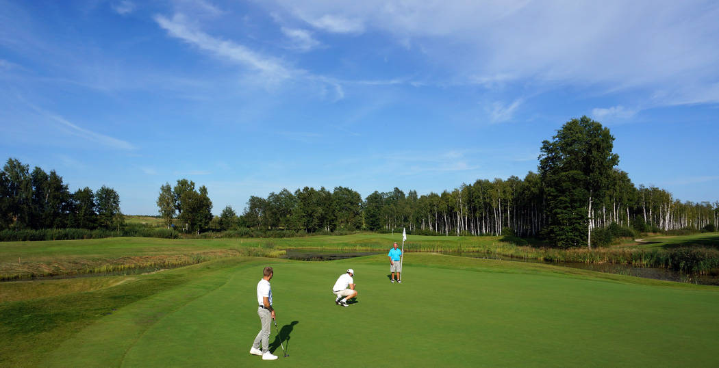 PERFEKTE GREENER: Spilleflatene på V Golf Club er gode med fairwayer og greener i perfekt stand. Foto: Karl Grundin
