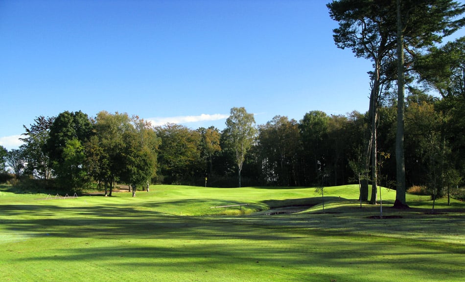 VAKKER PARKBANE: Meldrum House Golf Course er en bane for estetikerne. Her innspillet på hull 8.
