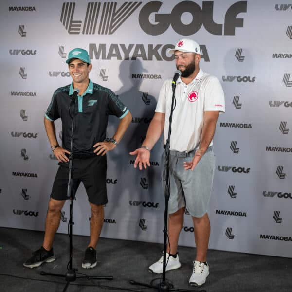 Torque GC-kaptein Joaquín Niemann etter individuelle seier, og Legion XIII GC-kaptein Jon Rahm etter lagseier. På LIV Golf Mayakoba, på El Camaleón Golf i Playa del Carmen, Mexico. (Foto: Chris Trotman/LIV Golf)