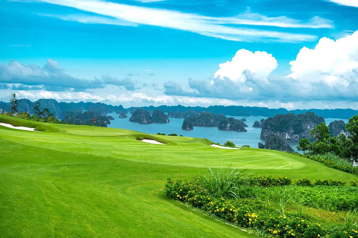 Golf med spektakulær utsikt over UNESCO-verdensarvstedet Ha Long Bay