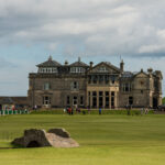 Swilcan Bridge og klubbhuset ved Old Course i St Andrews, fotografert i 2012. Illustrasjonsfoto.