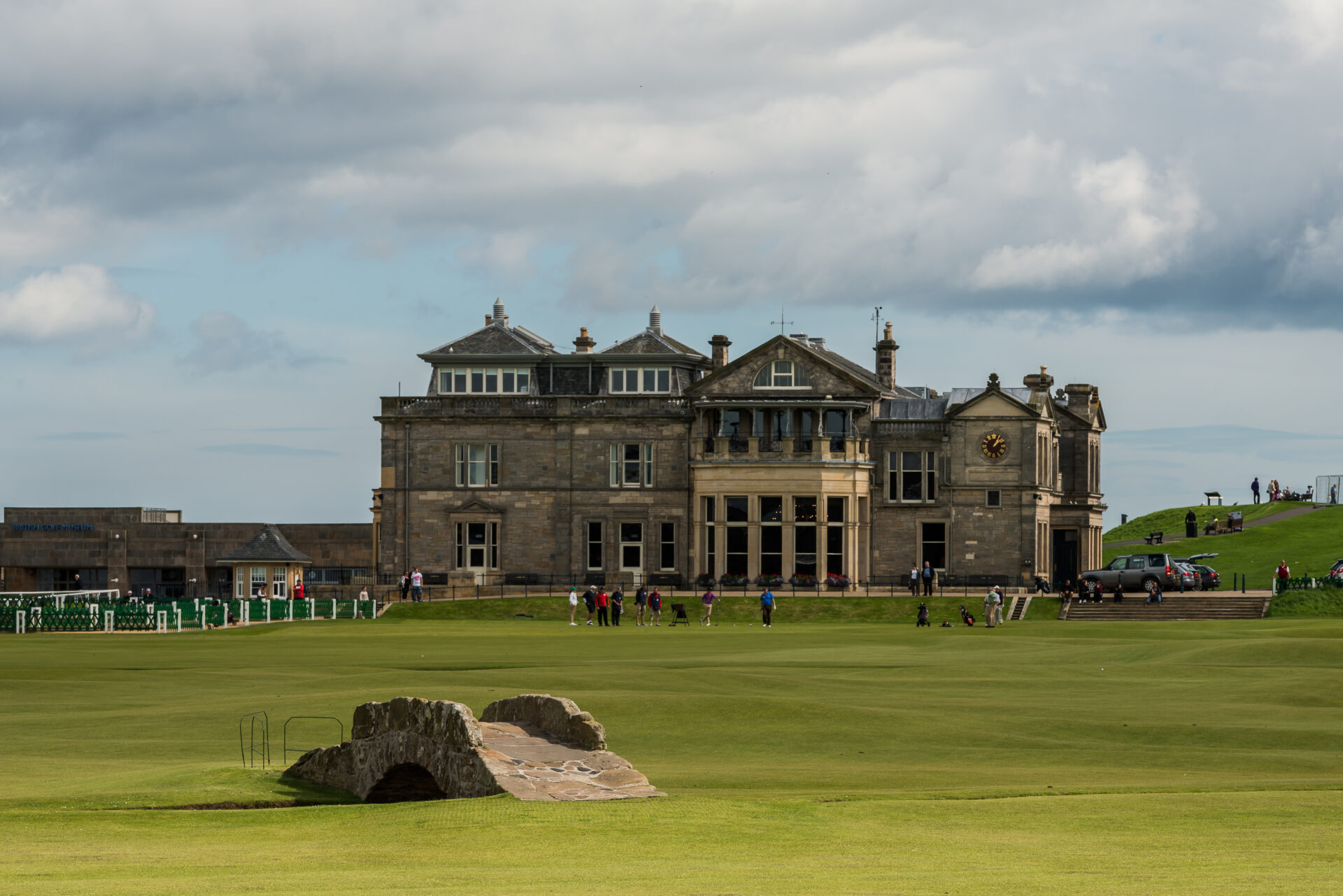 Swilcan Bridge og klubbhuset ved Old Course i St Andrews, fotografert i 2012. Illustrasjonsfoto.