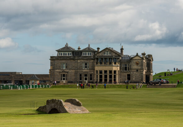 Swilcan Bridge og klubbhuset ved Old Course i St Andrews, fotografert i 2012. Illustrasjonsfoto.