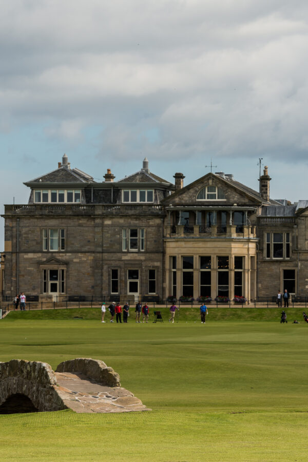 Swilcan Bridge og klubbhuset ved Old Course i St Andrews, fotografert i 2012. Illustrasjonsfoto.