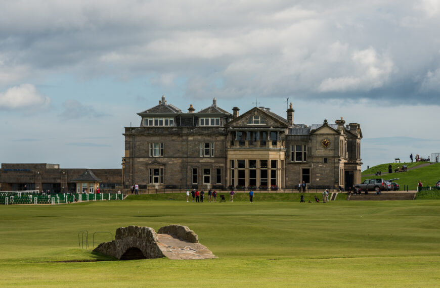Swilcan Bridge og klubbhuset ved Old Course i St Andrews, fotografert i 2012. Illustrasjonsfoto.