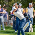 Viktor Hovland i slagbevegelse på treningsdagen før Ryder Cup 2025, i europeisk lagdrakt. Illustrasjonsfoto.