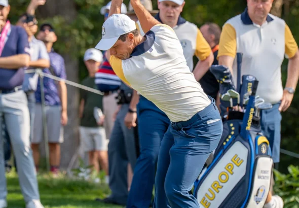 Viktor Hovland i slagbevegelse på treningsdagen før Ryder Cup 2025, i europeisk lagdrakt. Illustrasjonsfoto.