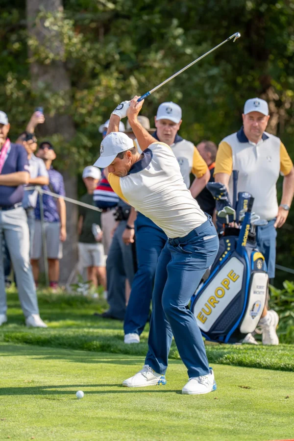 Viktor Hovland i slagbevegelse på treningsdagen før Ryder Cup 2025, i europeisk lagdrakt. Illustrasjonsfoto.
