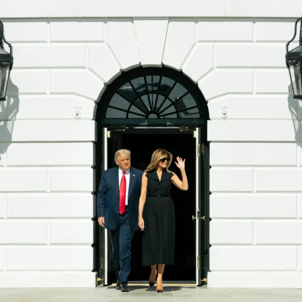 Donald og Melania Trump ved Det hvite hus i oktober 2020. Illustrasjonsfoto.