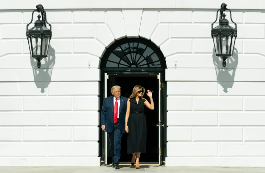 Donald og Melania Trump ved Det hvite hus i oktober 2020. Illustrasjonsfoto.